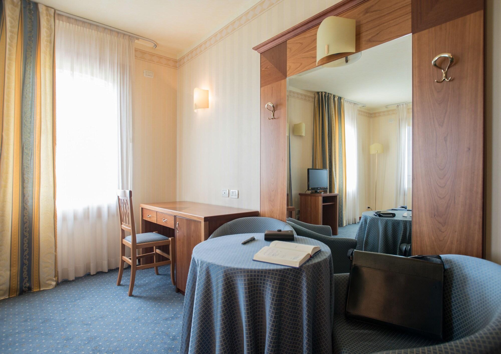 Hotel Phi Astoria