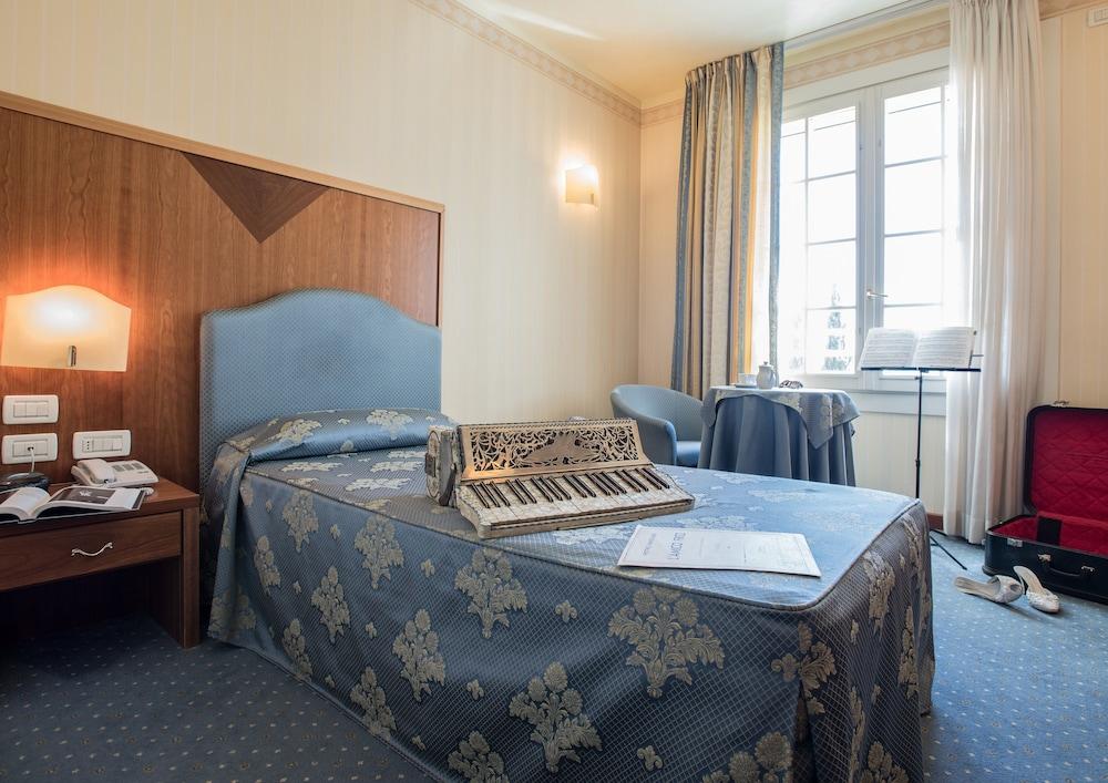 Hotel Phi Astoria
