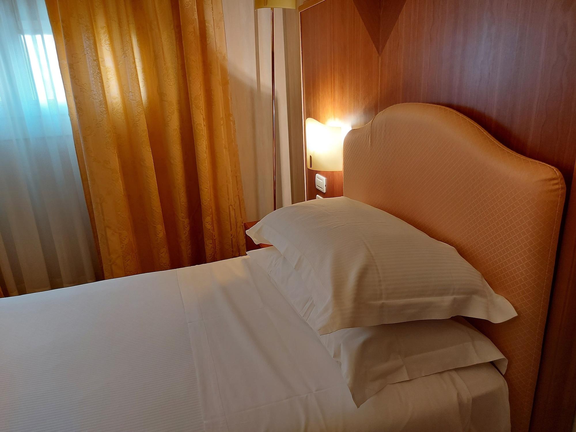 Phi Astoria Hotel 4*