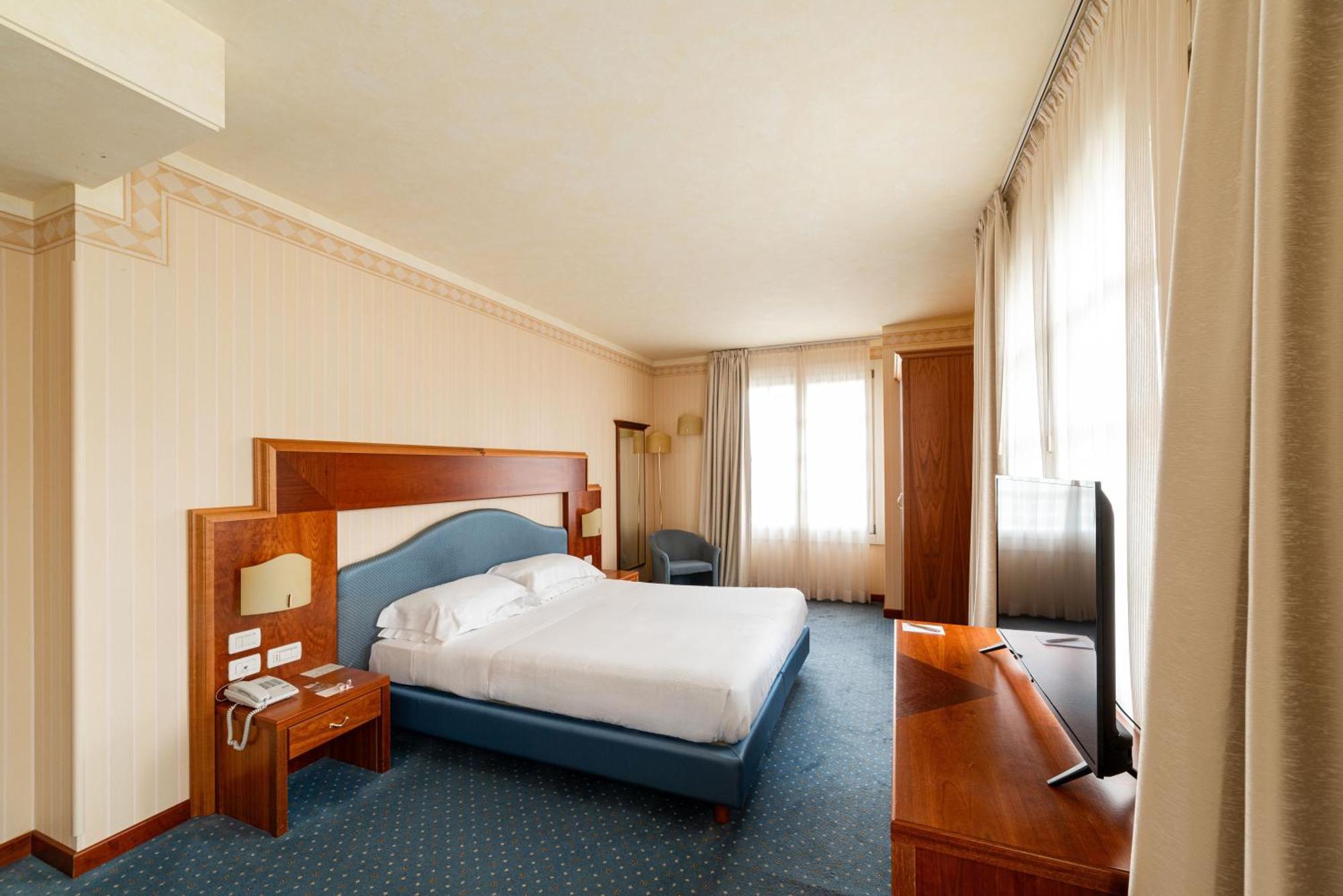 Phi Astoria Hotel