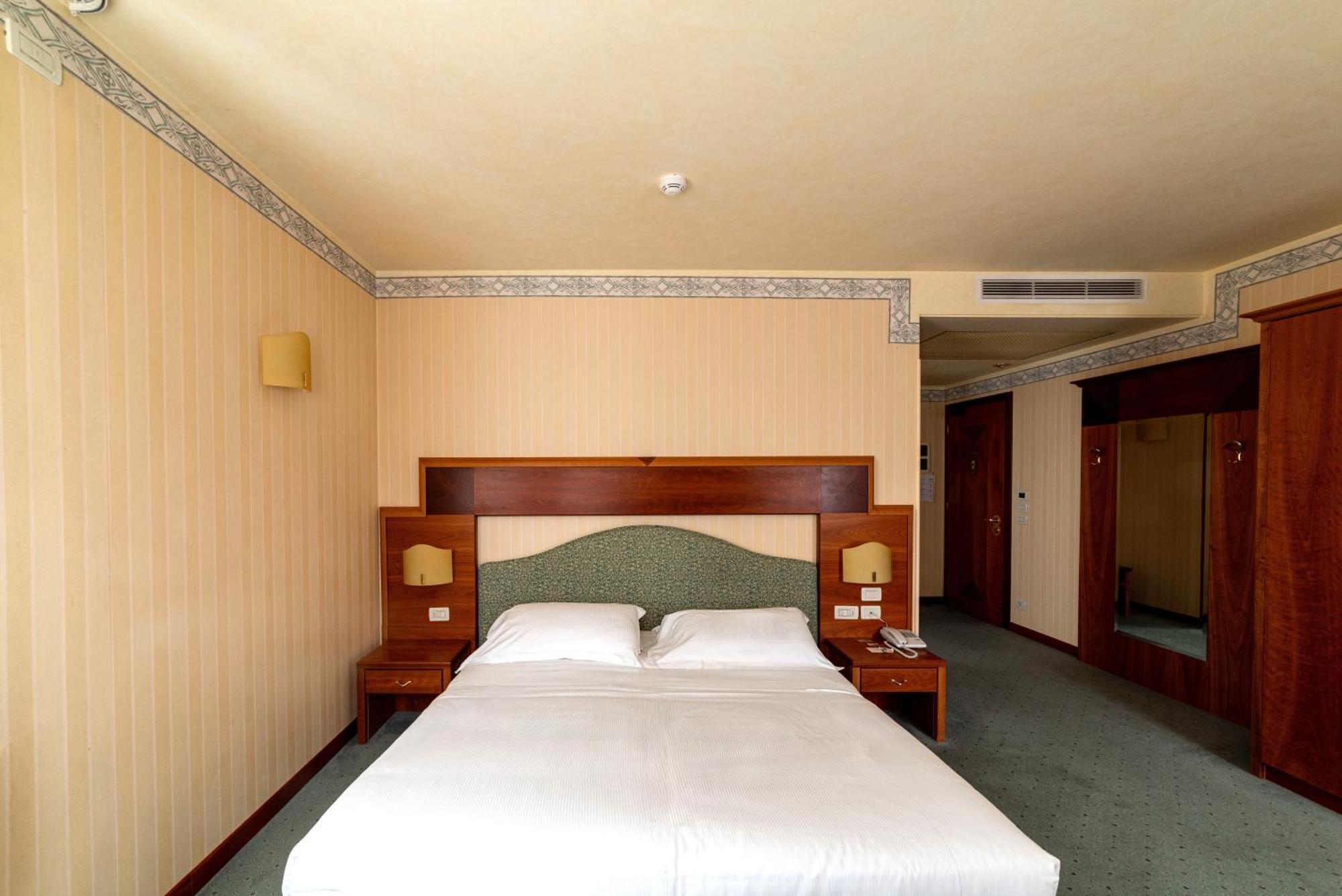 Hotel Phi Astoria