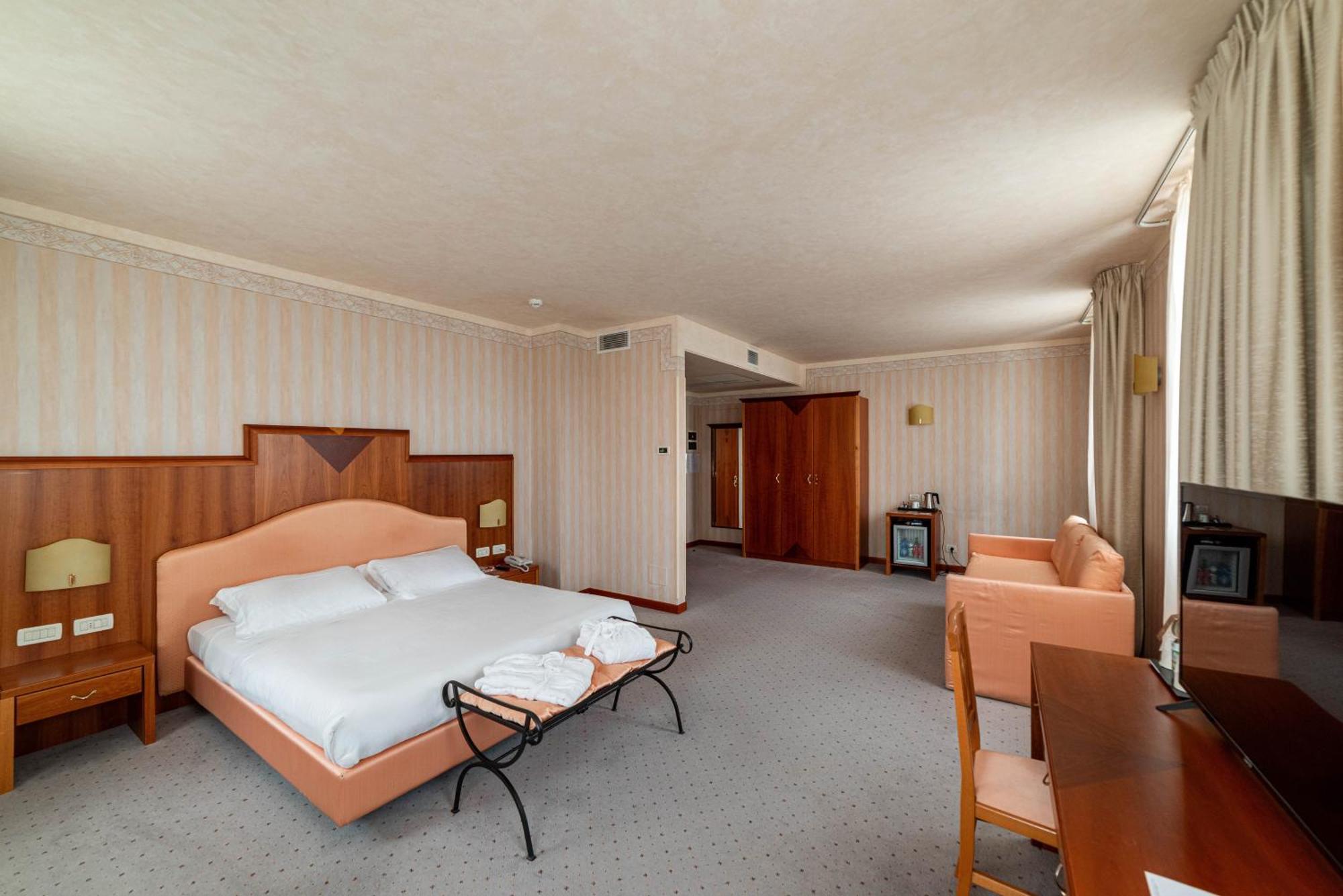 Phi Astoria Hotel 4*