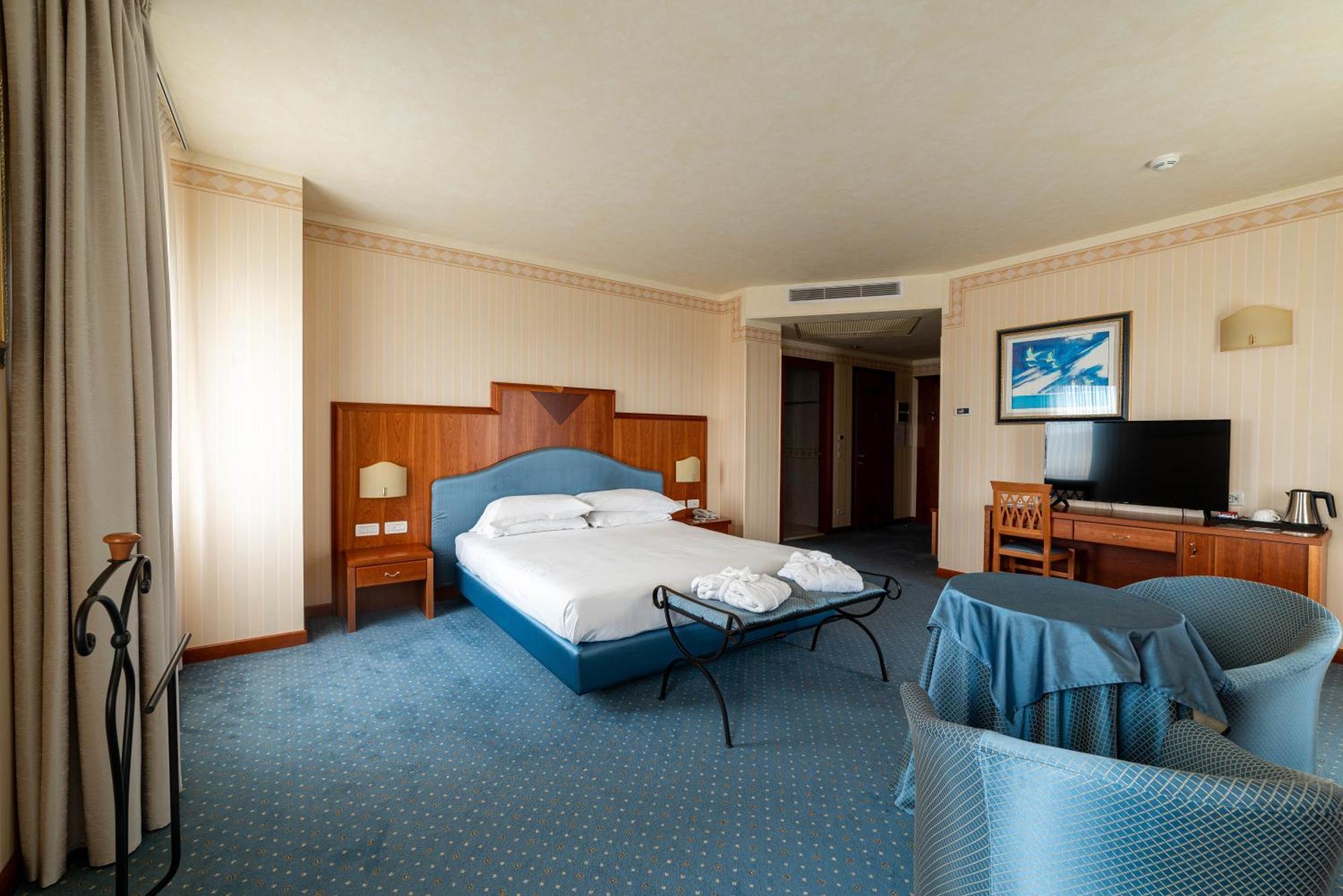 Phi Astoria 4*