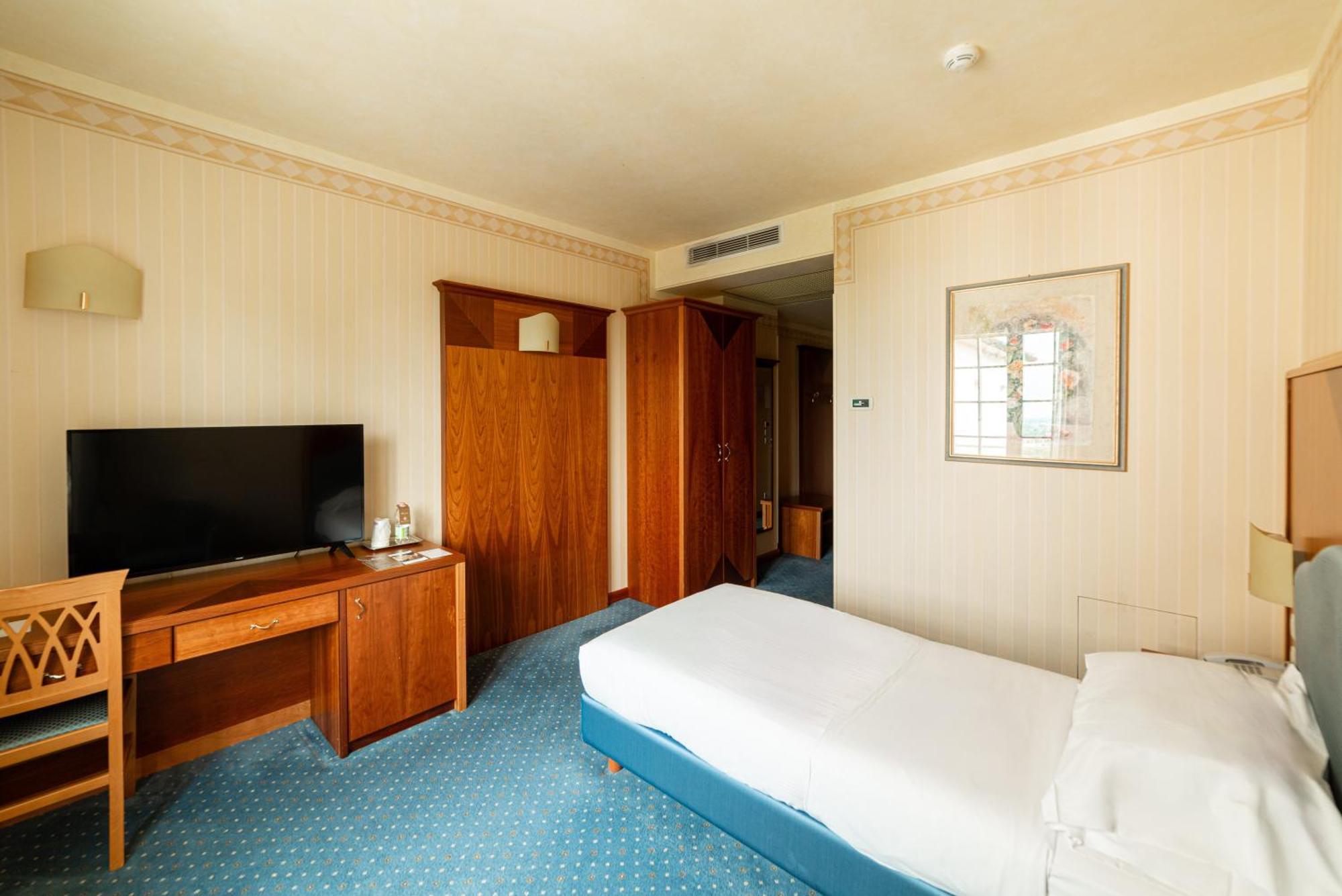 Hotel Phi Astoria 4*