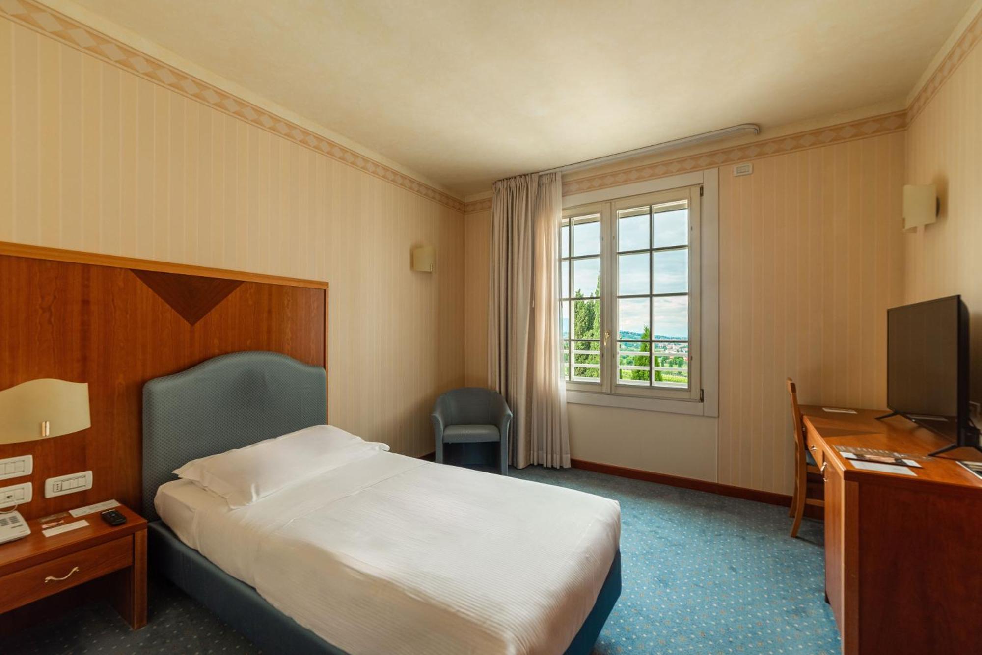 Phi Astoria Hotel 4*