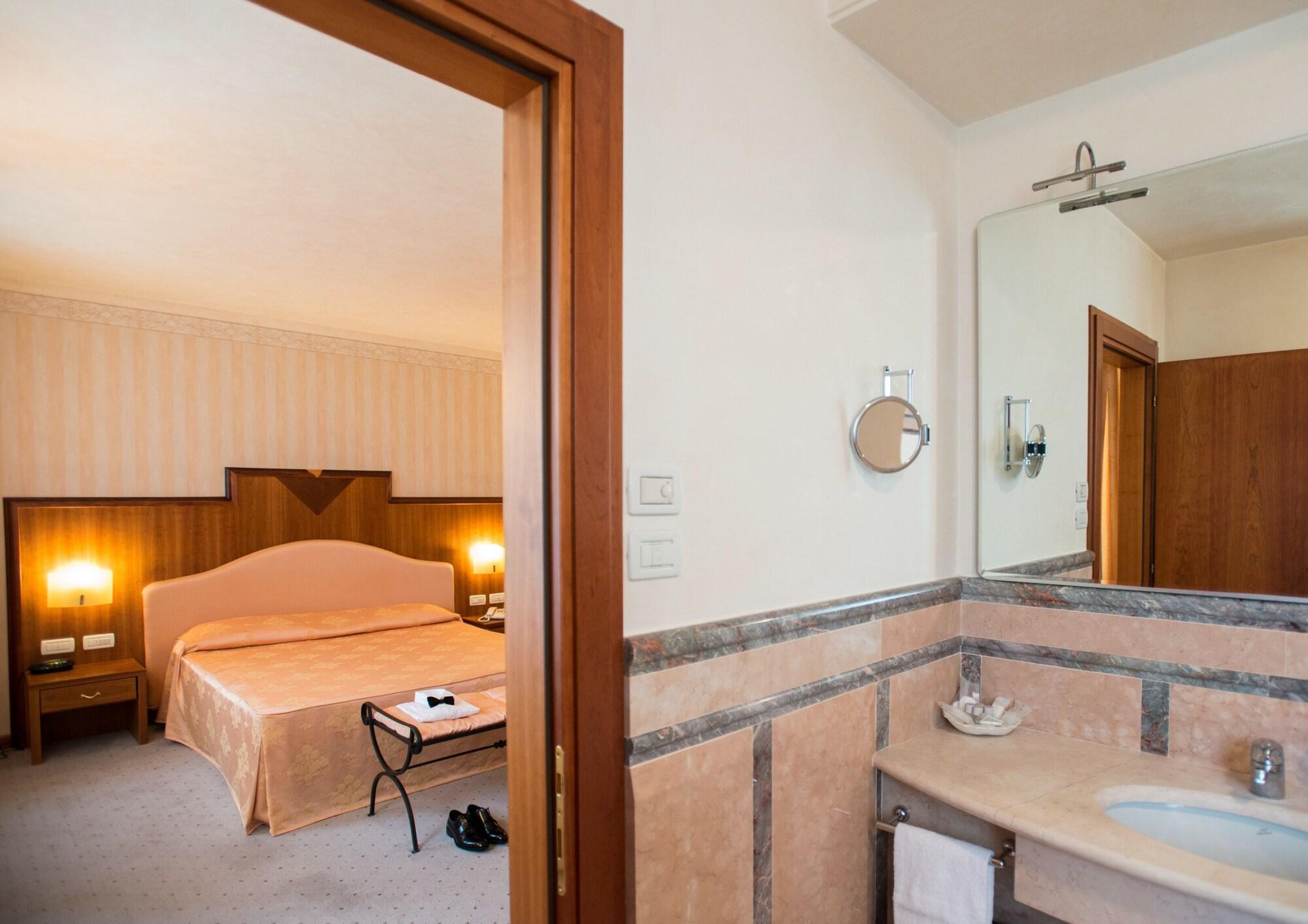 Phi Astoria 4*