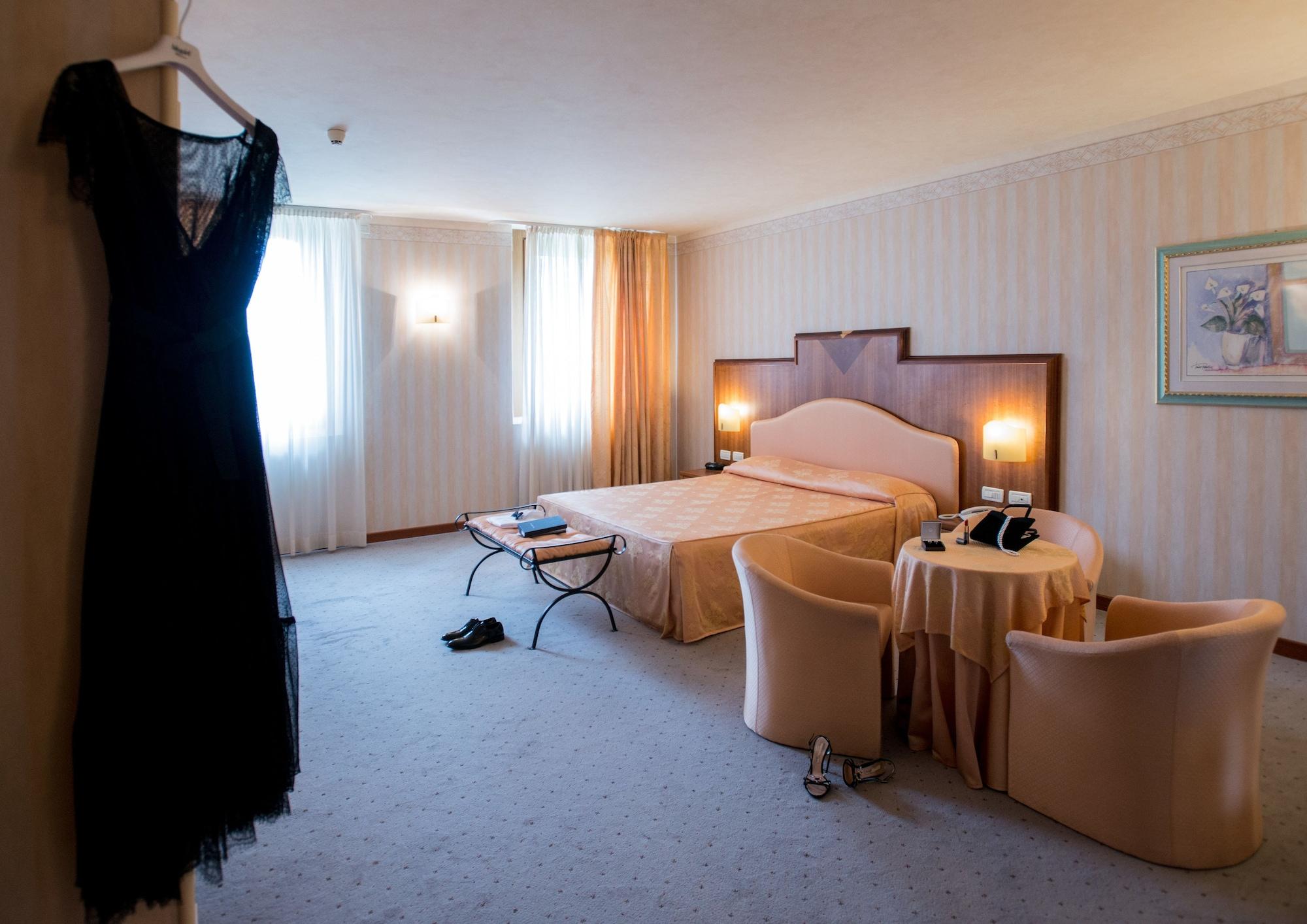 Hotel Phi Astoria 4*