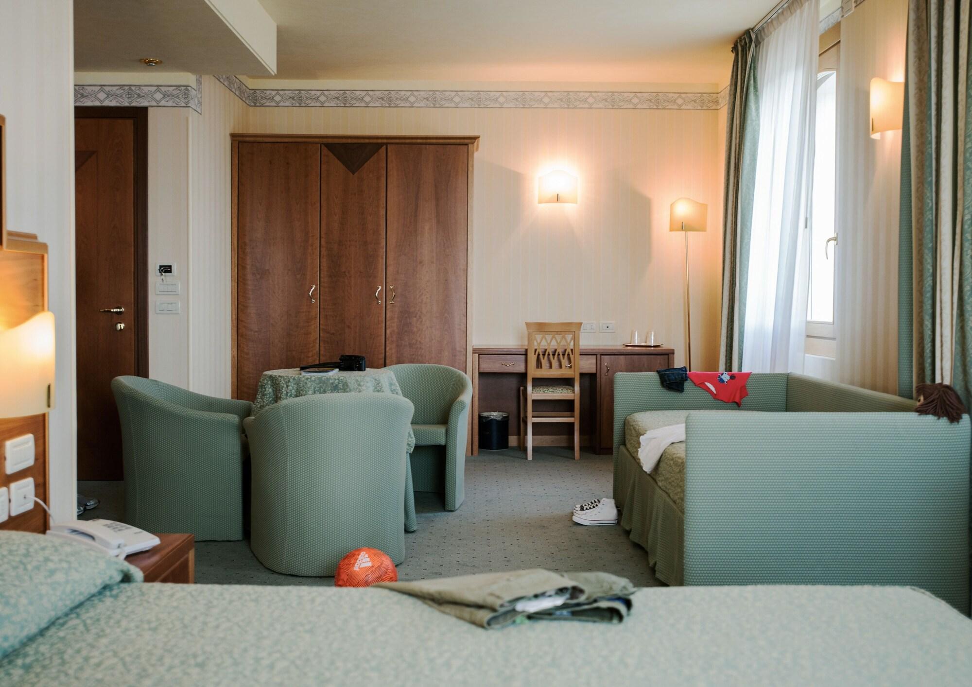 Phi Astoria 4*