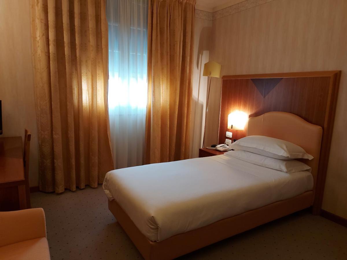 Hotel Phi Astoria