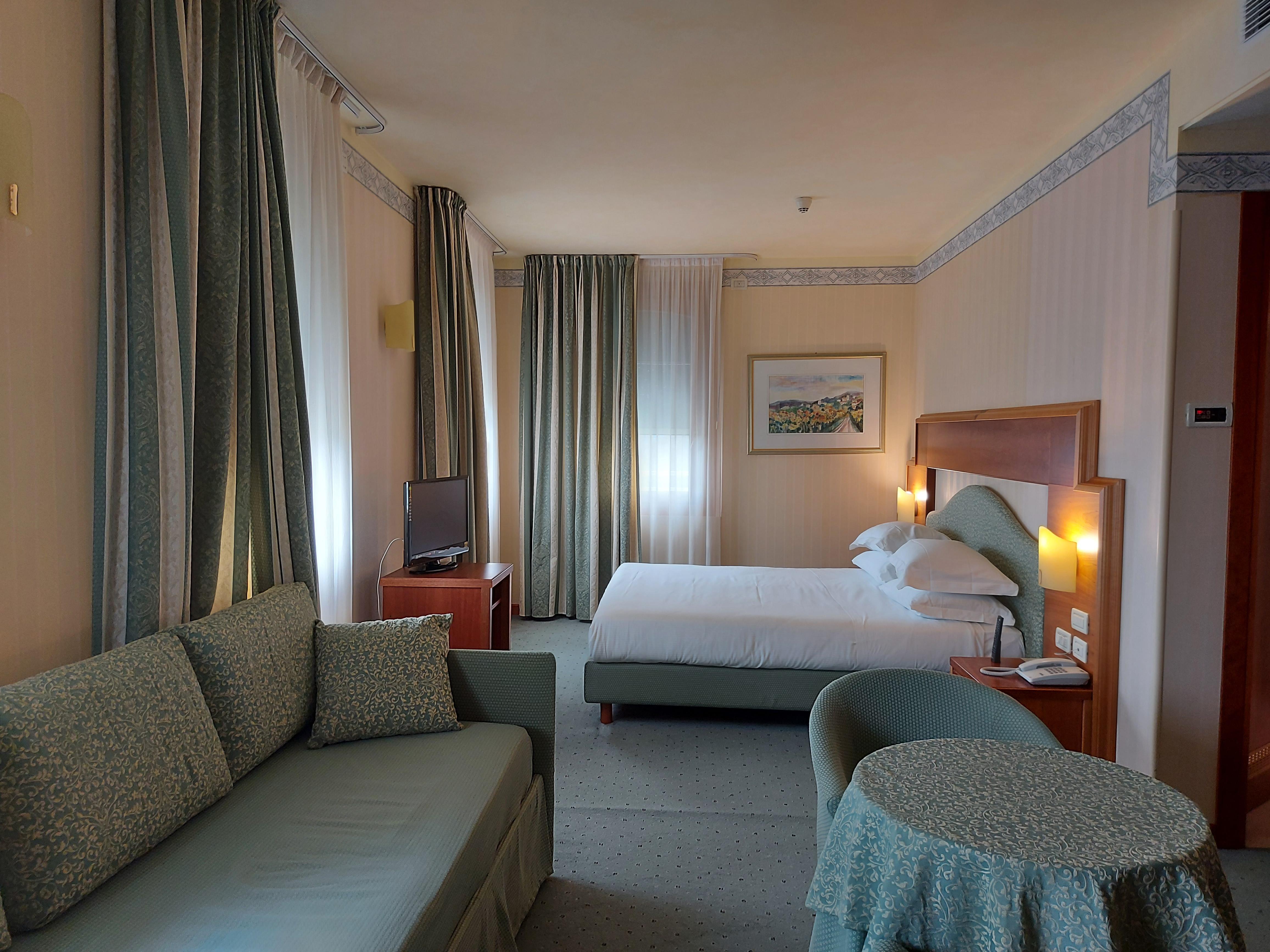 Phi Astoria Hotel 4*