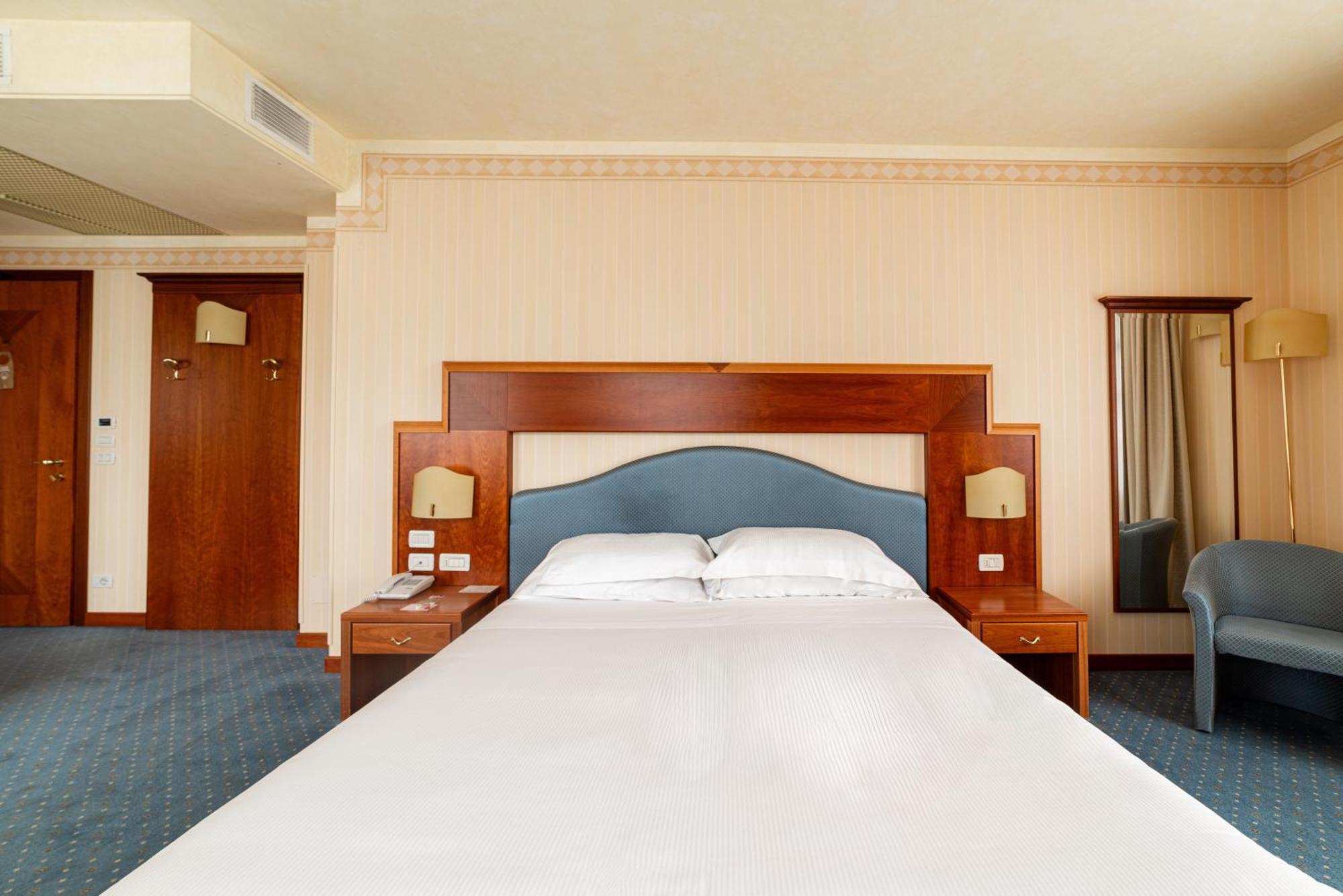 Phi Astoria 4*