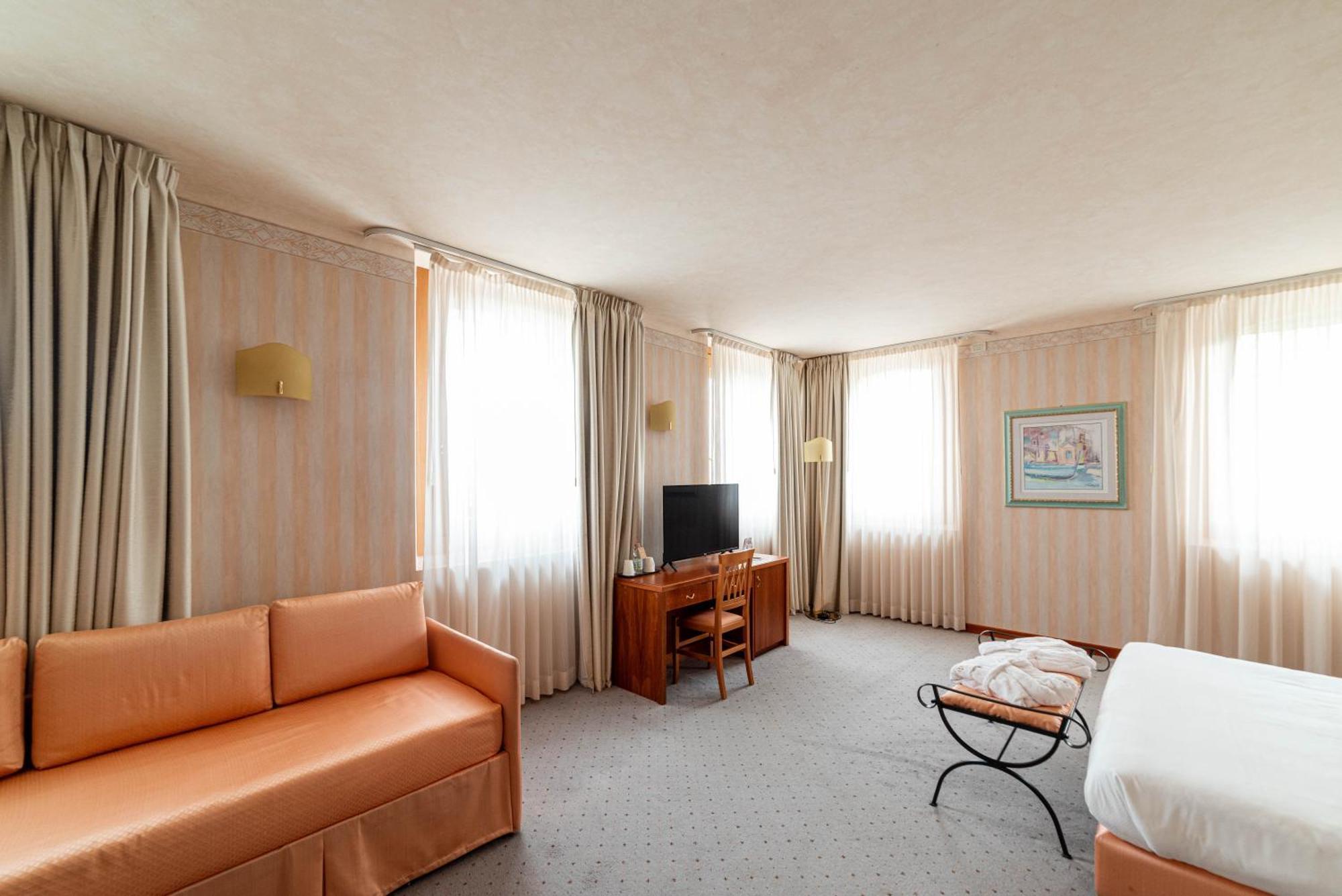 Hotel Phi Astoria 4*