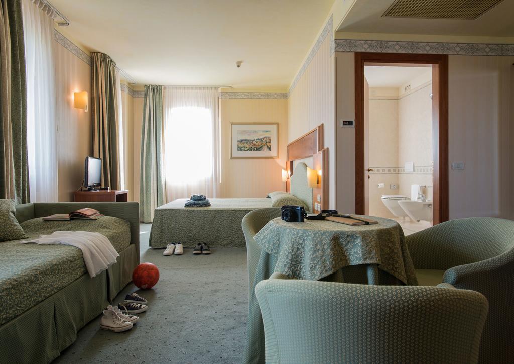 Hotel Phi Astoria 4*